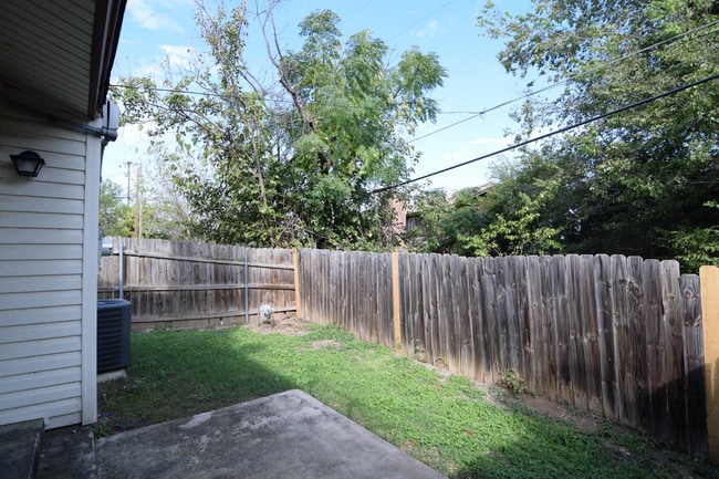 Building Photo - 2403 Skylark Cir