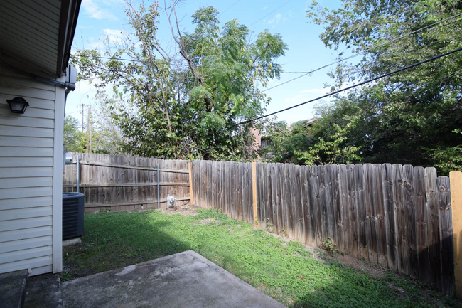 Foto del edificio - 2403 Skylark Cir