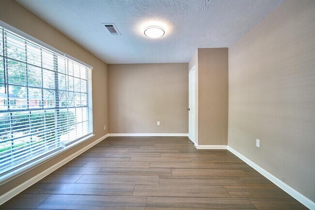 Foto del edificio - 11706 McLain Blvd