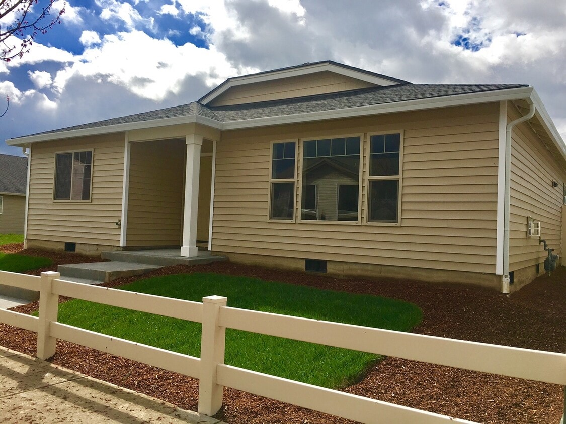 Foto principal - Brand New 3BD Ranch Home in Desirable Batt...