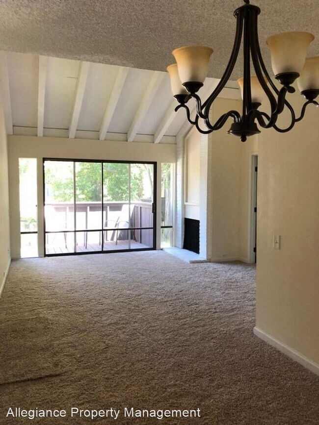 Building Photo - 2208 Woodside Ln