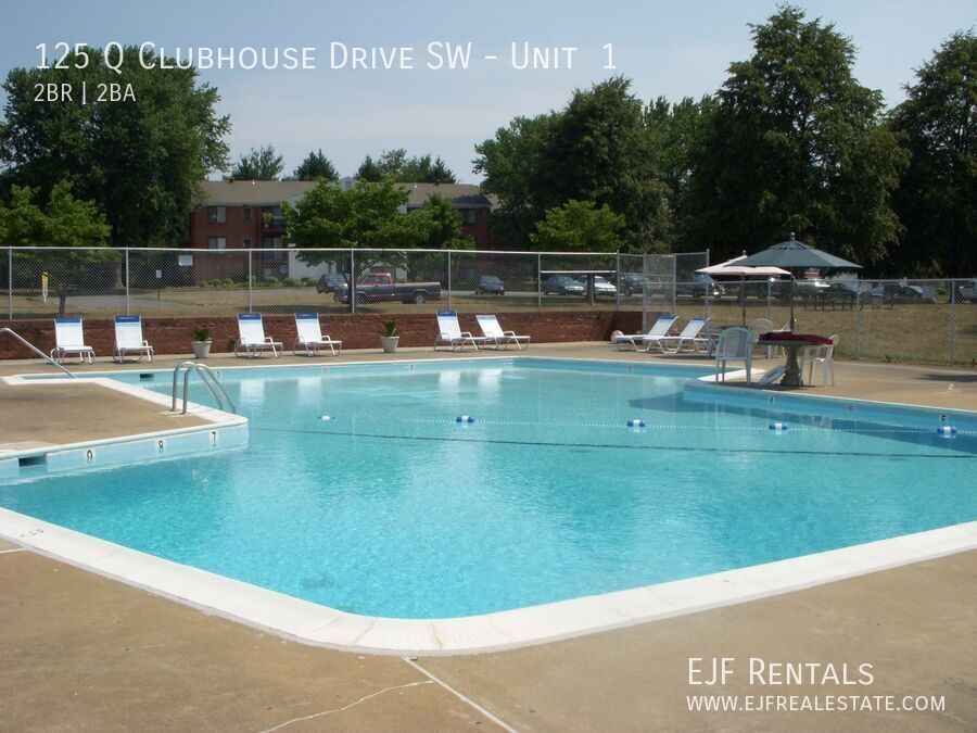 Foto del edificio - 125 Clubhouse Dr SW