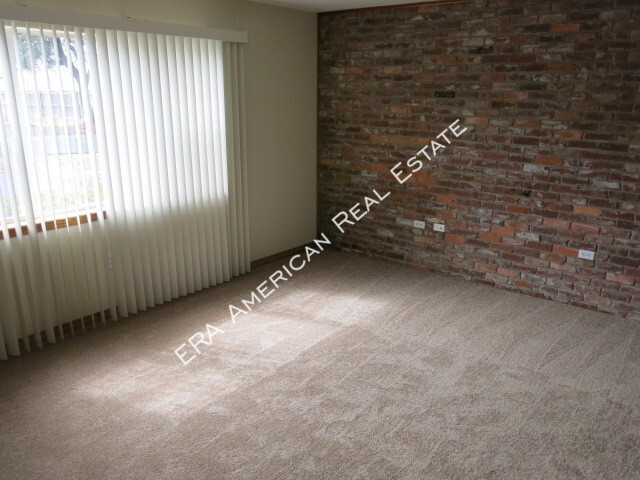 Building Photo - 2 Bedroom Townhome! Lawn Care Included!