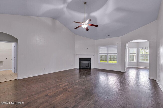 Building Photo - 402 Derrick Dr