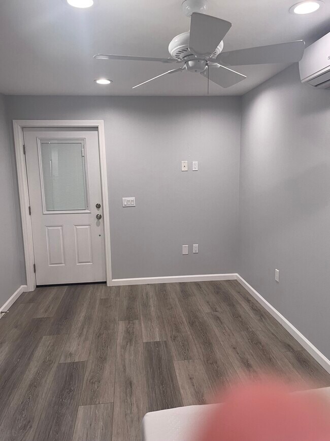 Sala de estar: el televisor se puede montar en esta pared. - 33742 Alcazar Dr
