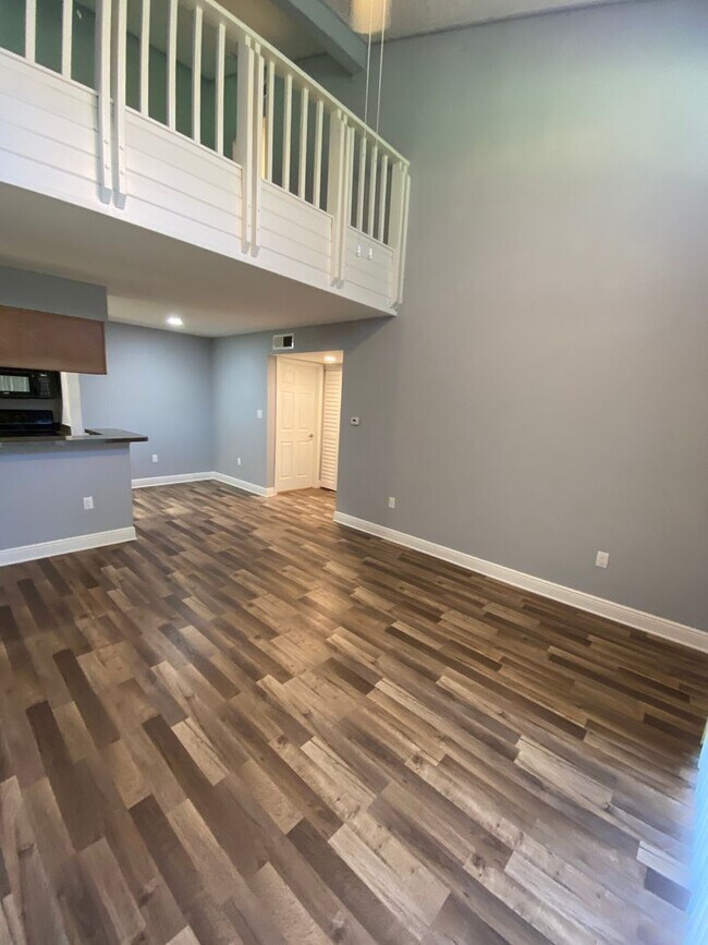 Building Photo - 305 Lake Parsons Green
