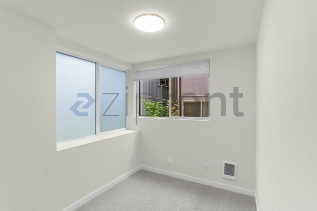 Building Photo - Unit B