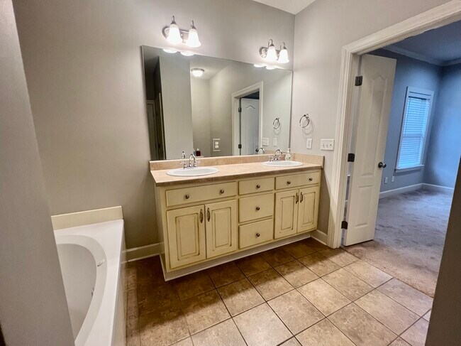 Building Photo - 1820 Waterford Ln