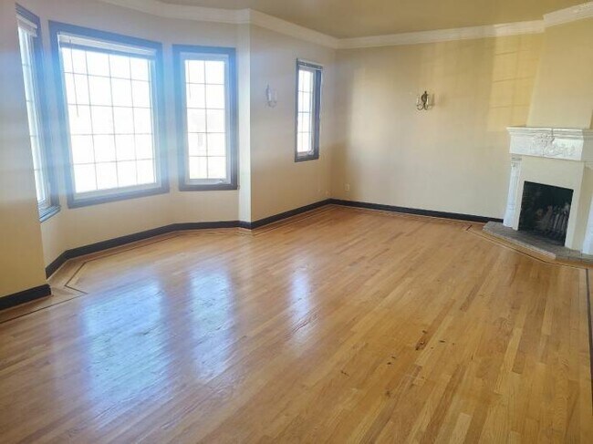 Building Photo - 2 bedroom in San Francisco CA 94122