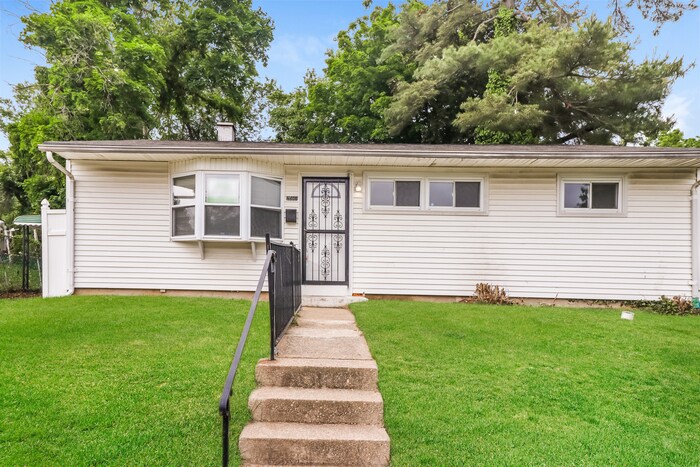 Foto principal - 3 Bedroom 1 and a half bath house
