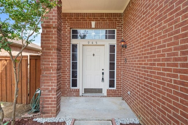 Building Photo - 945 Azalia Dr