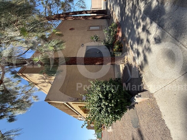 Building Photo - 2049 W Bloomfield Rd