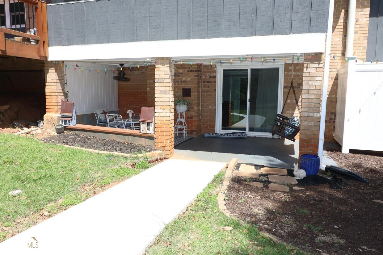 6 Pine Hollow Rd, Newnan, GA 30263 Room for Rent in Newnan, GA