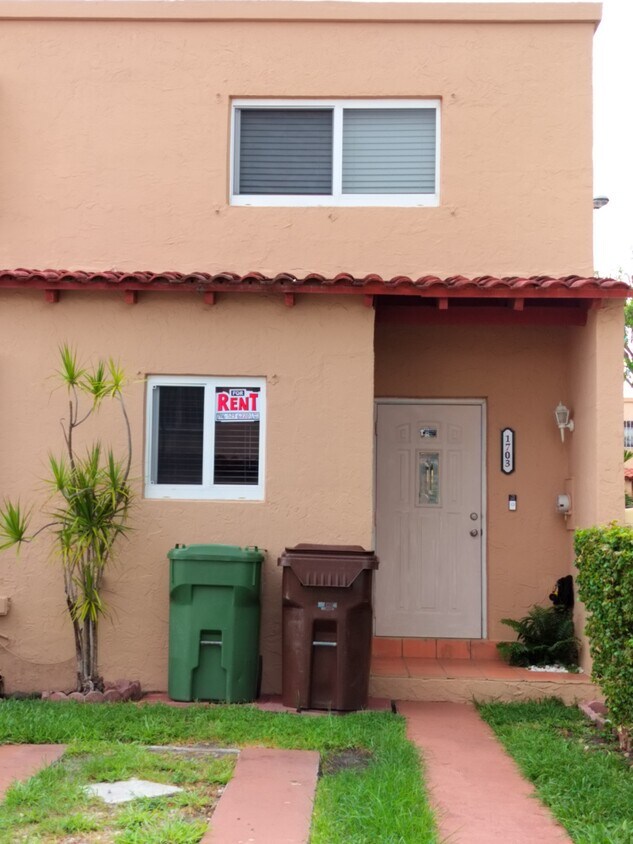 Big property 1000 sqft - 1703 W 56th Ter