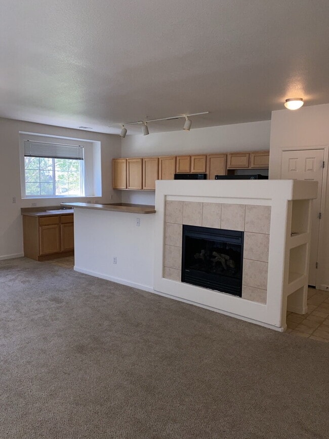 Building Photo - Great Green Valley Ranch Condo!