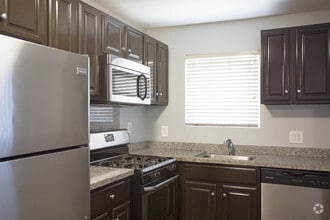 1BR, 1BA-749 SF - Hollywood View Towers