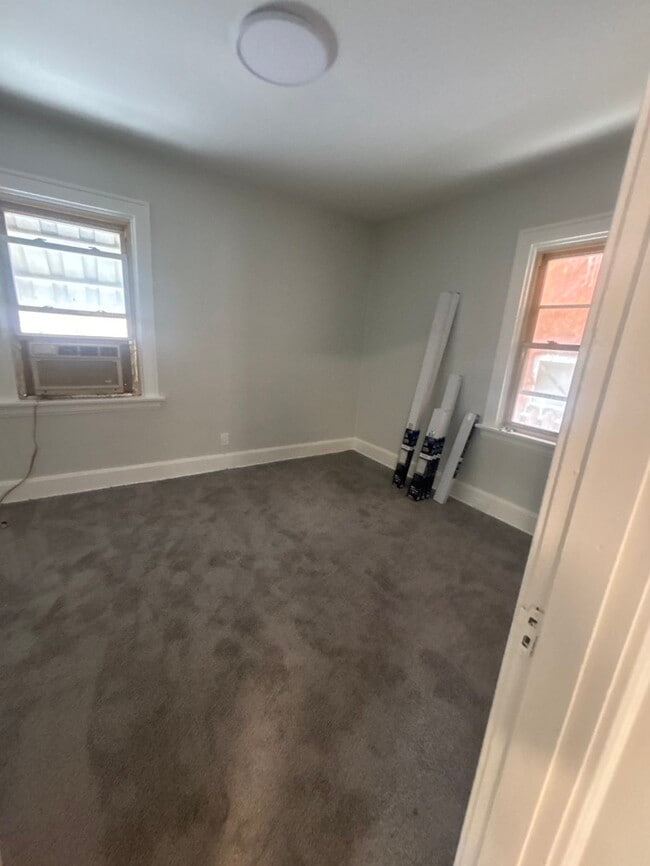 Building Photo - 2 bed 1 bath garage