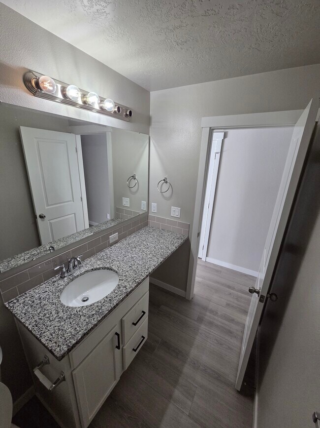 Foto del edificio - 17649 Desert Rdg Ave