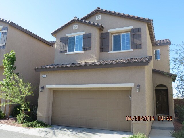 Foto principal - 3 Bedroom, 2.5 Bath Two Story Home Located...