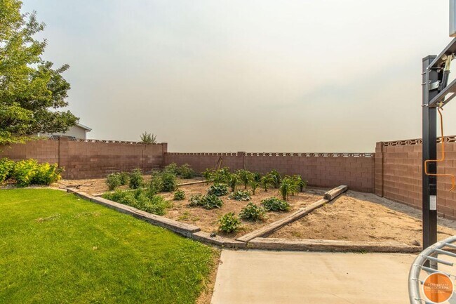Building Photo - Charming home