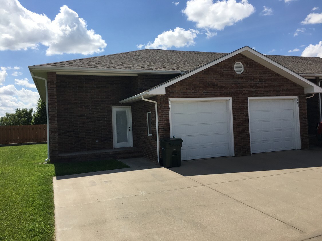 1800 E Comanche St, Dodge City, KS 67801 Townhome Rentals in Dodge