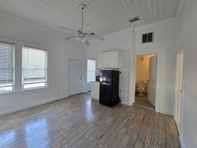 Building Photo - 301 S 7th St