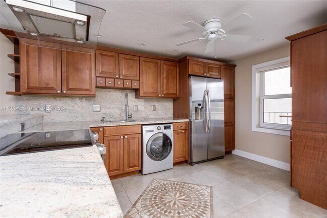 Building Photo - 1040 Country Club Dr