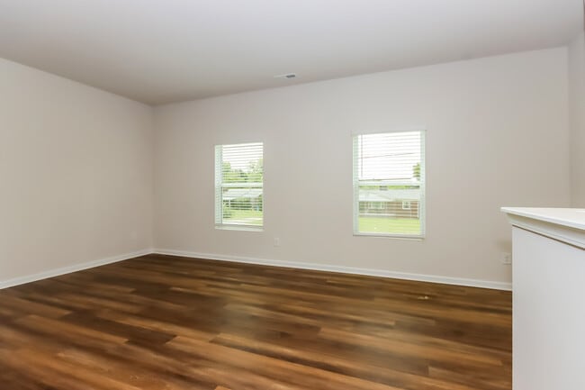 Building Photo - 196 Sharon School Rd