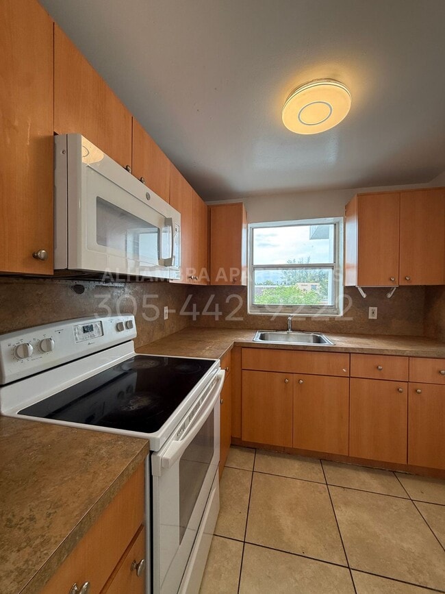 Kitchen - Alhambra Apartments