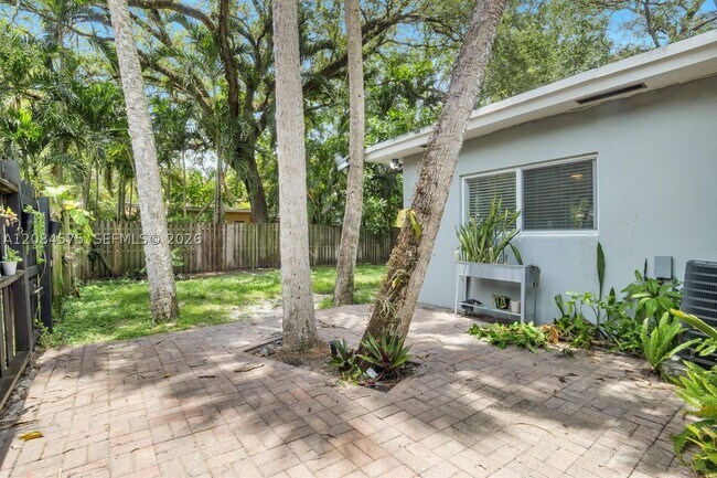 Building Photo - 1548 SW 23rd Ct