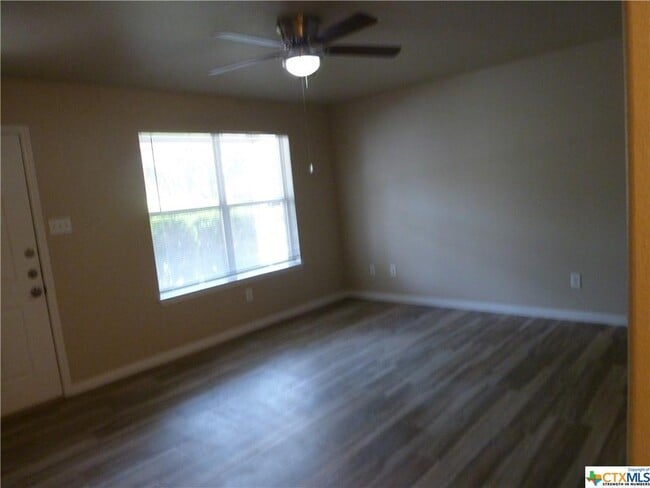 Building Photo - 423 Buttercup Ln