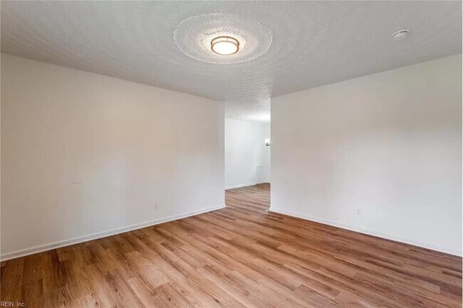 Foto del edificio - 1613 Loren Cres