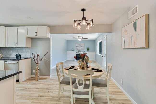 Foto del edificio - Stunning 1 Story Home Professionally Remod...