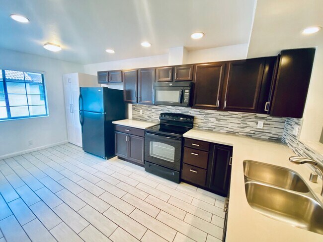 Foto del edificio - Gorgeous 3 Bedroom 3 Bathroom Townhome in Mission Trails!!
