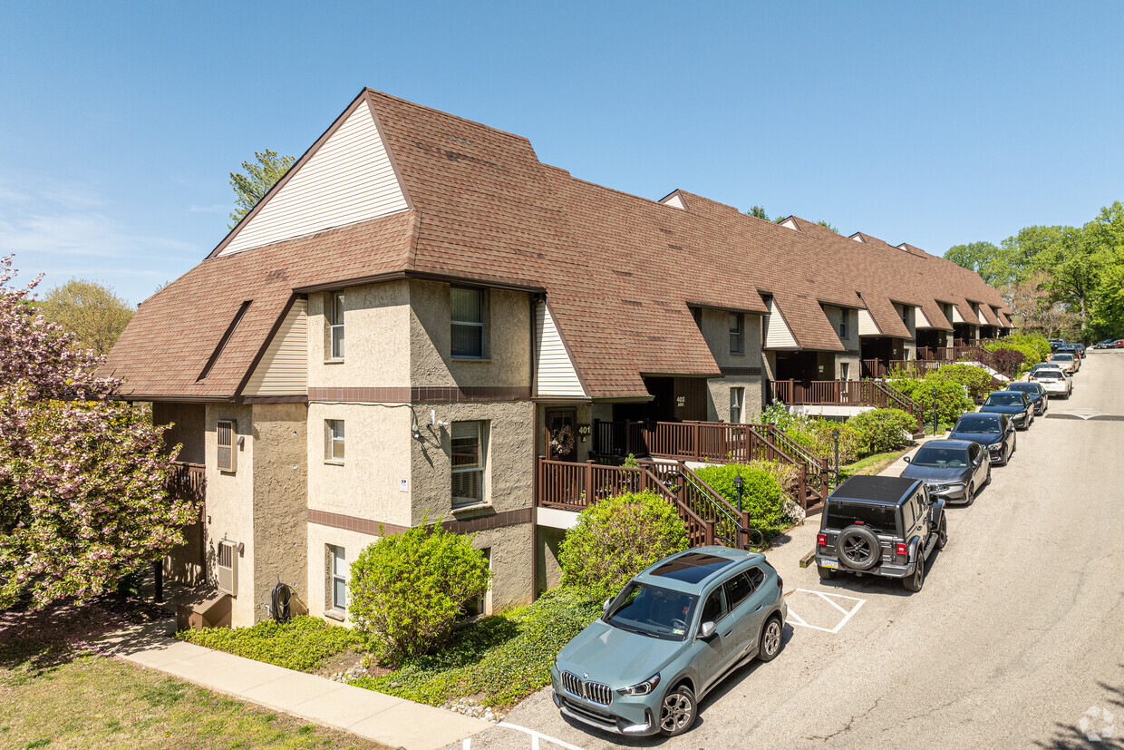 Primary Photo - Greentree Summit Condominiums
