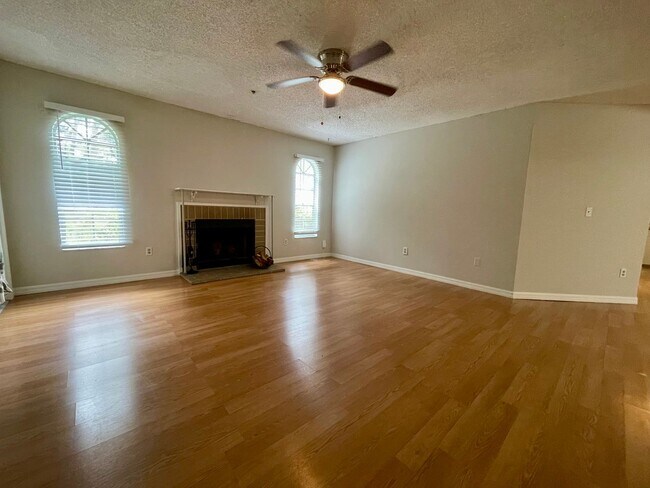 Building Photo - 2 bed 2 bath Raintree Condominium
