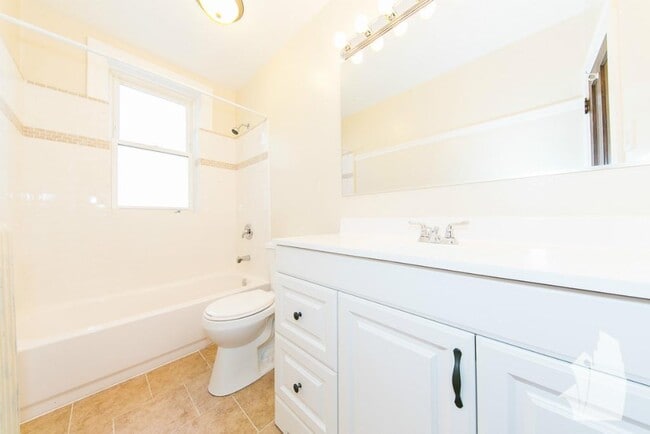 Building Photo - 4863 N Paulina St