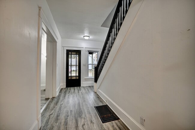 Foto del edificio - 214 2nd St SE