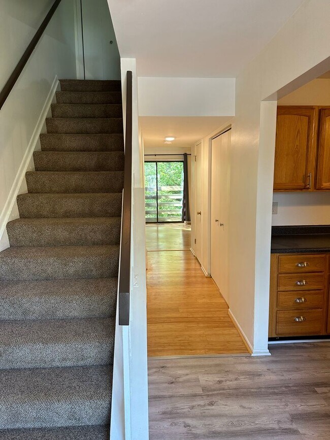 Foto del edificio - Whispering Woods Townhome Reduced!!