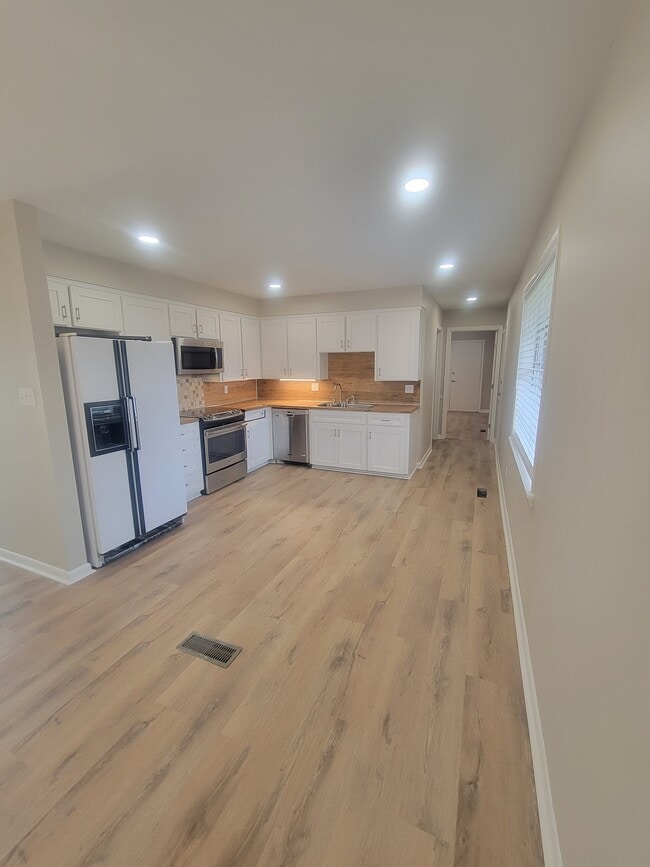 Building Photo - 7410 Ouachita Dr