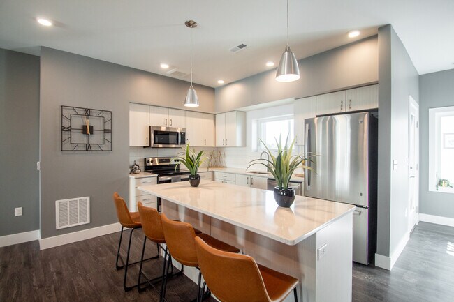 Cocinas con electrodomésticos de acero inoxidable - Deer Creek Townhomes