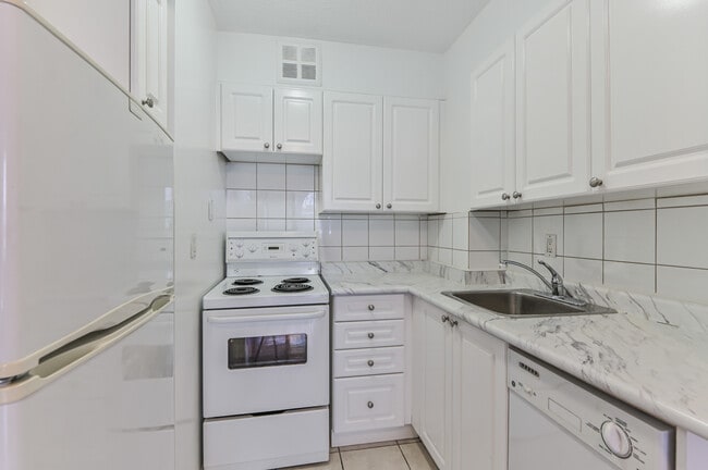 Building Photo - 250 St George St