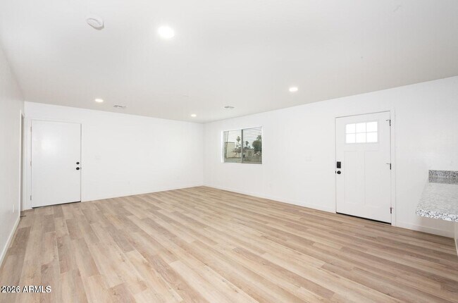 Building Photo - 2117 W Mariposa St