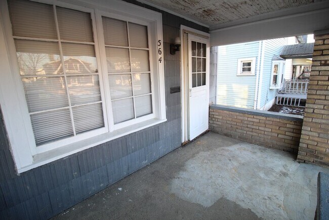 Building Photo - Spacious 3 bedroom duplex!