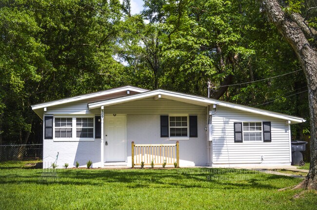 Building Photo - House Near Campus With Yard