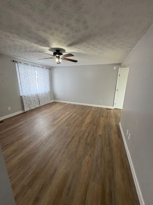 Foto del edificio - 3 Bedroom, 1 1/2 Bath Home in Huber Heights