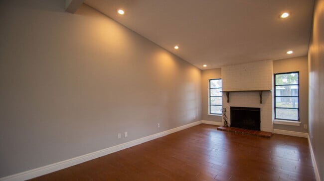 Building Photo - 704 Putt Ln