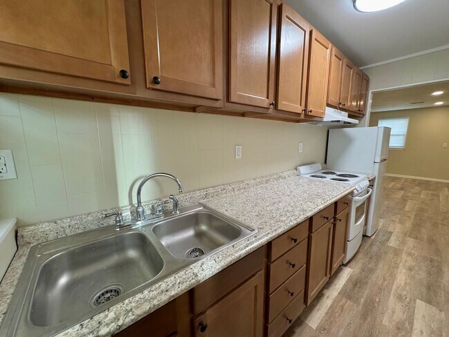 Foto del edificio - Updated 1-brm home - huge living room, brand new flooring, washer/dryer, new kitchen, new bathroo...