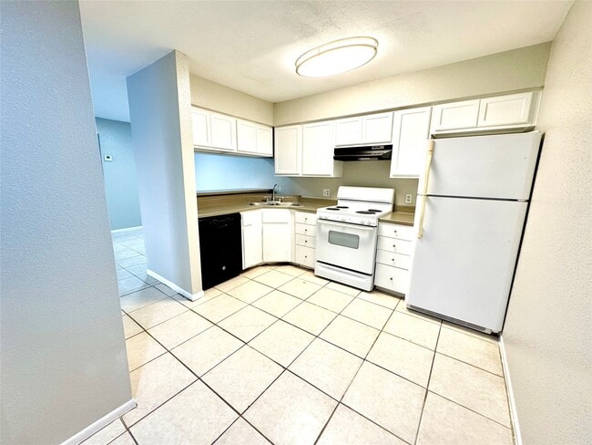 Building Photo - 9090 S Braeswood Blvd