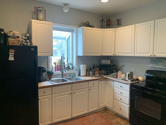 Foto del edificio - Single Family Home in Bryn Mawr - 3 bed 2 ...